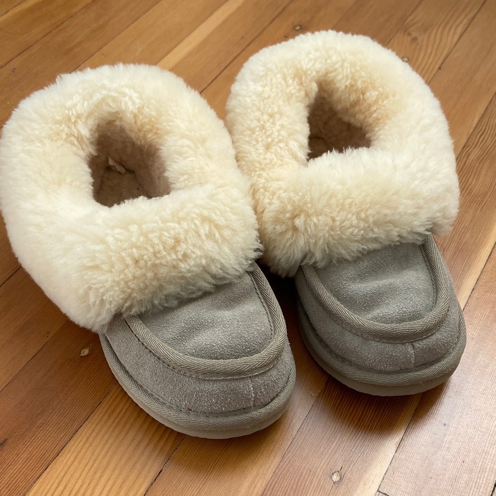 Cozy Kids Moccasin Slippers size 7 Women’s